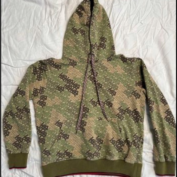 Burberry lightly used hoodie, comfy ,cotton, looks sharp, makes the look - Picture 4 of 6